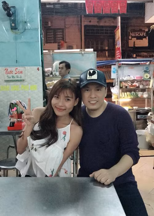 Thúy Diễm vui mừng khi gặp được thần tượng hồi nhỏ của mình - ca sĩ Lam Trường tại một quán ăn.