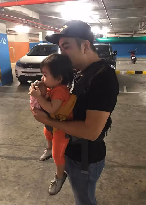 Vân Trang gửi lời chúc mừng con gái nhân dịp bé tròn 1 tuổi: “Mẹ chúc Queenie của ba mẹ mau ăn chóng lớn luôn vui vẻ và hạnh phúc”.