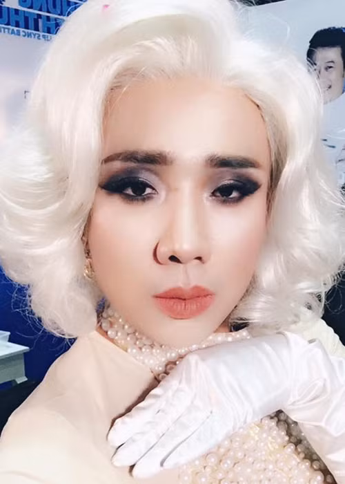 Gương mặt của Trấn Thành được trang điểm kỹ lưỡng khi anh hóa thân thành Marilyn Monroe quyến rũ xinh đẹp. Ảnh: FBNV