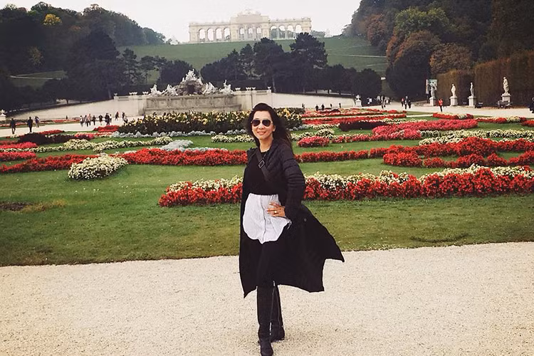 MC Kỳ Duyên tươi rói tại Cung điện Schönbrunn của Vienna.
