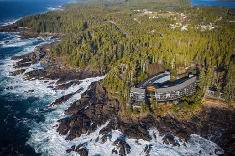 3. Khu nghỉ dưỡng Đen Rock Ocean - Ucluelet, BC: Nằm cách đường mòn Wild Pacific Trail chỉ 5 phút đi bộ, khách sạn bên bờ biển này có mặt tiền bọc bằng đá granit và thủy tinh rất sang trọng. Cả khu nghỉ dưỡng tọa lạc ở vị trí đẹp bậc nhất với phía trước giáp mặt với biển, phía sau và hai bên là cánh rừng thông mênh mông xanh ngắt. Các phòng suite đều có tầm nhìn ngoạn mục trông ra biển và cửa sổ từ sàn đến trần, giường sang trọng và đồ nội thất làm hoàn toàn bằng đá và gỗ tự nhiên. Các phòng tắm là mini-spa với hệ thống sưởi ấm sàn, bồn ngâm và vòi sen thiết kế riêng. Spa Drift kết hợp từ vẻ đẹp của thiên nhiên và thiết kế sáng tạo mang lại cảm giác thoải mái, mãn nguyện cho du khách. Spa có nhiều liệu pháp phong phú về việc chăm sóc da và phục hồi da bằng các sản phẩm có nguồn gốc tự nhiên của địa phương.