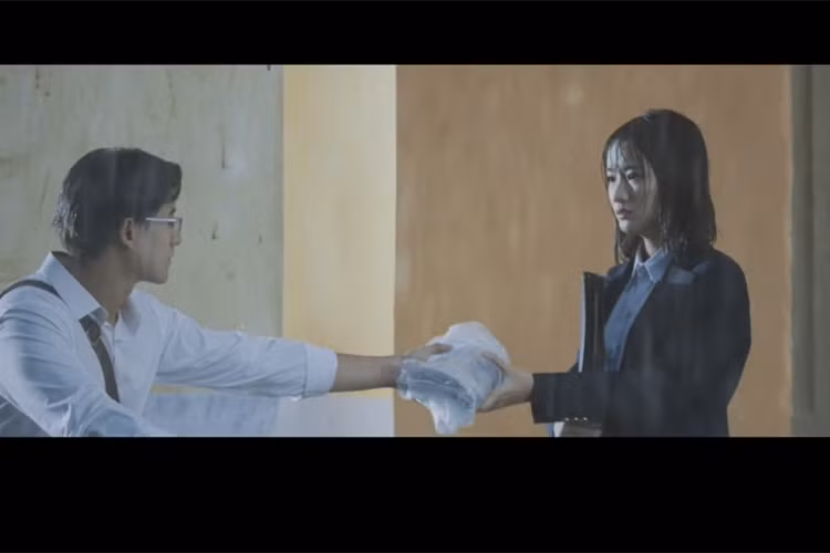 Câu chuyện trong MV "Em gái mưa" khác với trong MV "Đừng hỏi em". Trong sản phẩm âm nhạc của Hương Tràm, cô học trò (Thanh Vy) yêu thầy giáo thực tập (Mai Tài Phến). Ảnh: Chụp màn hình