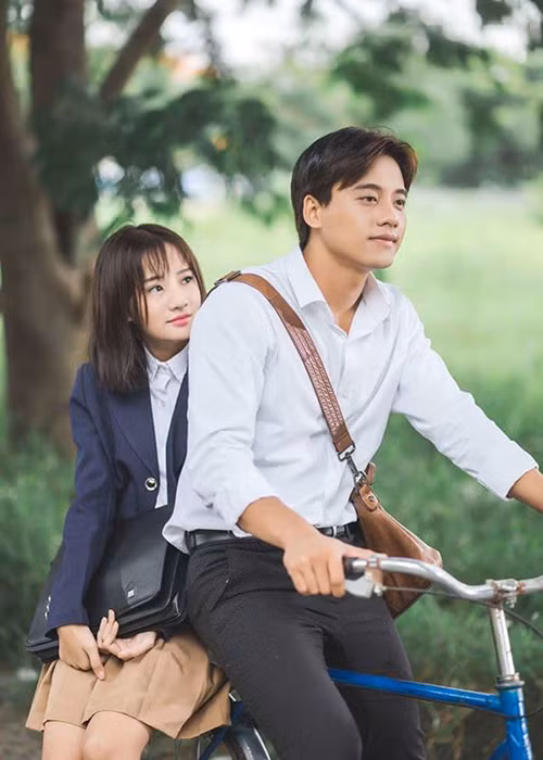 Trước khi đóng cặp với Mỹ Tâm, Mai Tài Phến vốn gây sốt khi tham gia MV "Em gái mưa" của Hương Tràm. Trong MV, Mai Tài Phến vào vai thầy giáo thực tập sở hữu vẻ ngoài điển trai. Đóng cặp với anh là Thanh Vy. Ảnh: Báo Đất Việt