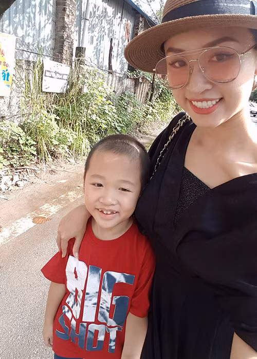 MC Vân Hugo đưa cậu con trai đi chơi công viên nhân dịp Trung thu.