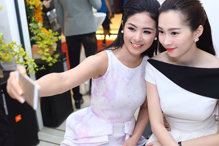 “Khi nàng được xướng tên hoa hậu, tôi là người đã trao vương miện cho cô ấy. Khi nàng kỷ niệm tình yêu tròn 3 tháng, tôi ở bên chia sẻ khoảnh khắc đó với nàng”, Ngọc Hân tiết lộ. Ảnh: Lao động