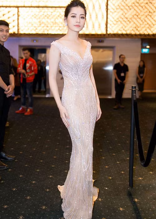 Diện thiết kế ôm sát xuyến thấu, cựu hot girl gốc Hà thành từng lấn át các mỹ nhân khác trên thảm đỏ tại show của NTK Hoàng Hải. Ảnh: Dân Việt