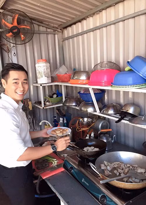MC Nguyên Khang vào bếp trổ tài nấu ăn. “Hãy yêu 1 chàng trai biết vào bếp”, anh bày tỏ.