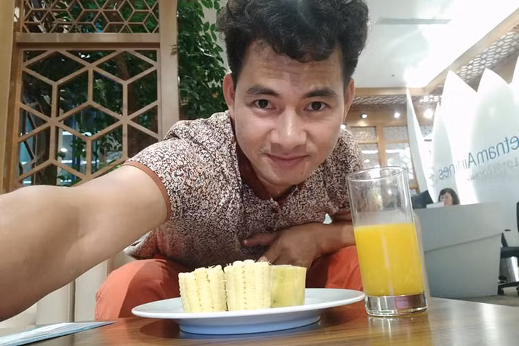 Xuân Bắc đăng status hài hước: “Bữa trưa của người tốt các bác ơi! Tất nhiên đấy là em chưa kể 2 cái bánh gối của đồng nghiệp và bát cơm con cá ở nhà! Tóm lại, khoe ngô khoai và mời các chế”.