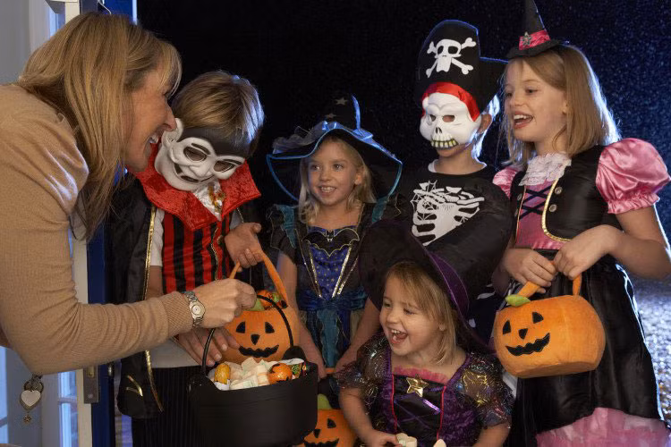 Truyền thống cho kẹo hay bị ghẹo (Trick Or Treating): Truyền thống cho kẹo hay bị ghẹo (Trick Or Treating) có từ thời xa xưa. Người ta tin rằng, trong dịp Samhain (lễ hội tạm biệt mùa hè, chào đón mùa đông và tưởng nhớ những người chết của người Celts), tấm màn che phủ giữa thế giới con người và các linh hồn sẽ mỏng nhất. Khi đó, những hồn ma có thể xuất hiện trong cuộc sống của con người. Các linh hồn sẽ giấu mình trong thân xác của con người giống như người ăn xin. Họ sẽ gõ cửa nhà bạn và xin tiền hoặc thức ăn. Nếu bạn không cho họ thứ gì thì sẽ bị những linh hồn trút cơn thịnh nộ, nguyền rủa hay ma ám.