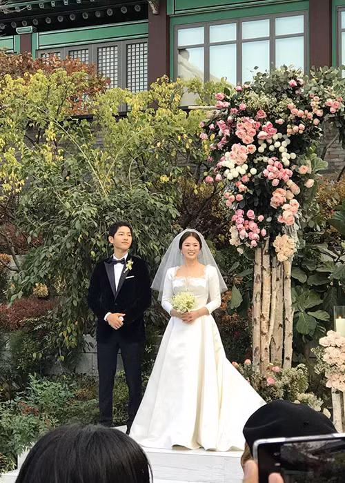 Trước đám cưới, Song Hye Kyo vốn vướng tin đồn mang bầu khi để lộ vòng 2 lớn bất thường. Ảnh: Sina