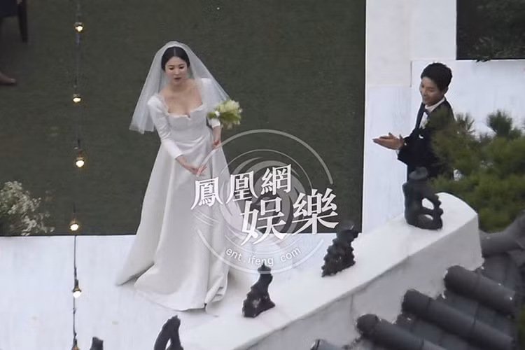 Nghi vấn Song Hye Kyo mang bầu vừa rộ lên khi những hình ảnh của cô trong đám cưới với Song Joong Ki được đăng tải. Ảnh: Ifeng