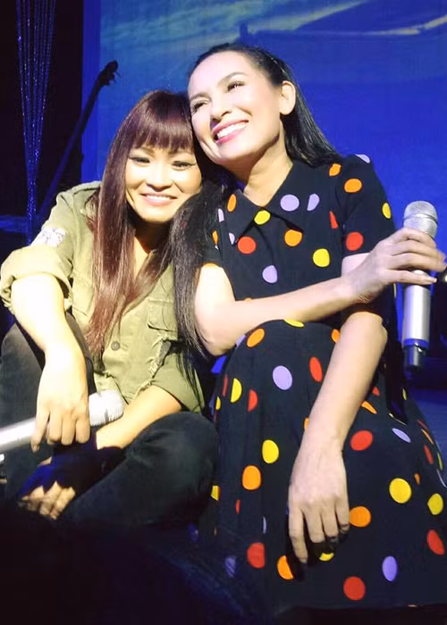 Phương Thanh vui vẻ bên Phi Nhung. “2 cô gái trẻ: 1 rock, 1 bolero hát tá lả vậy mà vui”, Phương Thanh viết.