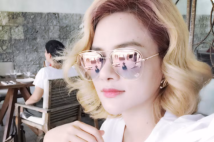 Vũ Thu Phương cắt tóc ngắn đồng thời nhuộm tóc màu sáng.