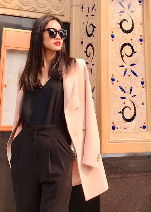 Dương Mỹ Linh tâm sự: “Con người càng sở hữu nhiều thì càng sợ mất đi. Nhưng khi suy nghĩ lại vốn dĩ không có gì hết, thì sợ gì làm lại từ đầu”.