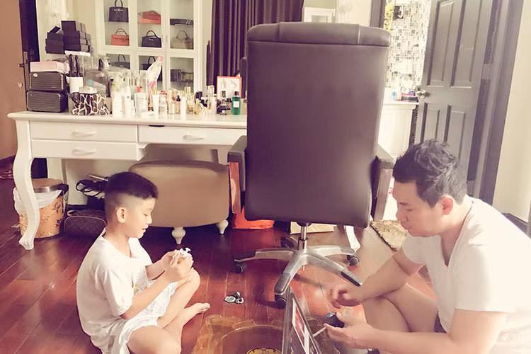 Chồng Lệ Quyên và con trai chơi với nhau như hai người bạn. “Dù cuộc sống ít bằng phẳng nhưng vẫn phải đi nên cần xuyên qua nó”, Lê Quyên chia sẻ.