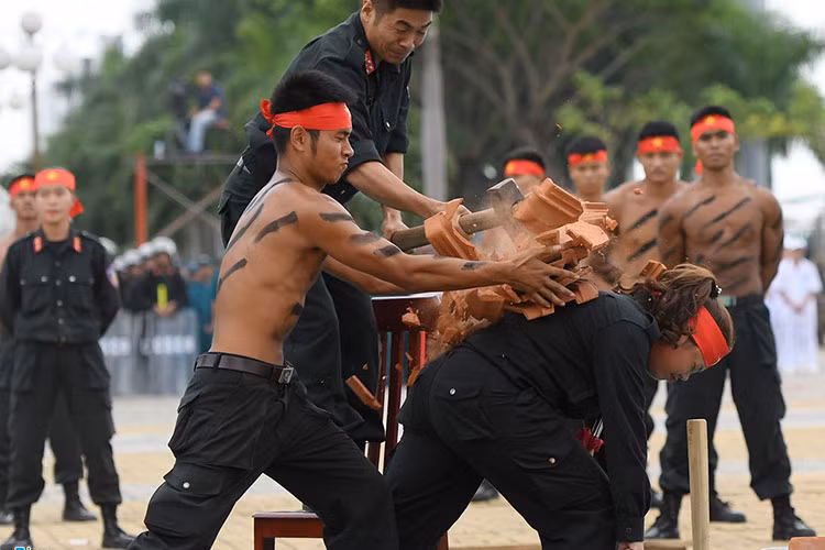 Nhờ việc rèn luyện khí công, các chị em có thể chịu được lực tấn công lớn của búa tạ vào gạch ngói kê trên lưng.