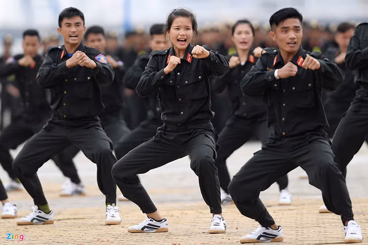 Vo thuat dieu luyen cua nu canh sat co dong chuan bi bao ve APEC