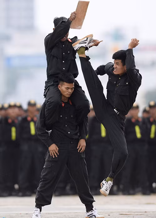 Pha bay người công phá liên hoàn mục tiêu trên không.