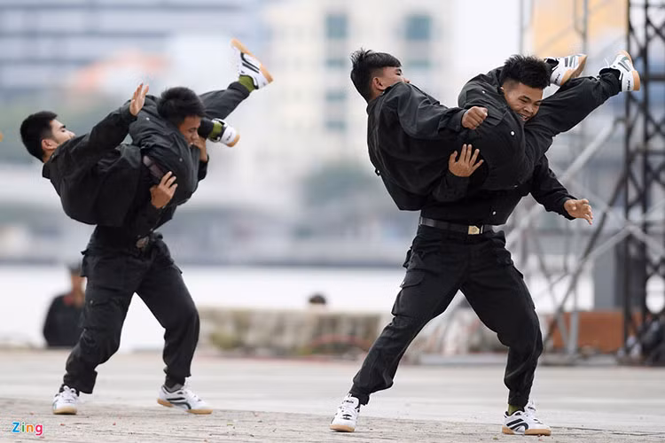 Màn biểu diễn cắt kéo khoá cổ trên không, hạ gục đối tượng tội phạm.