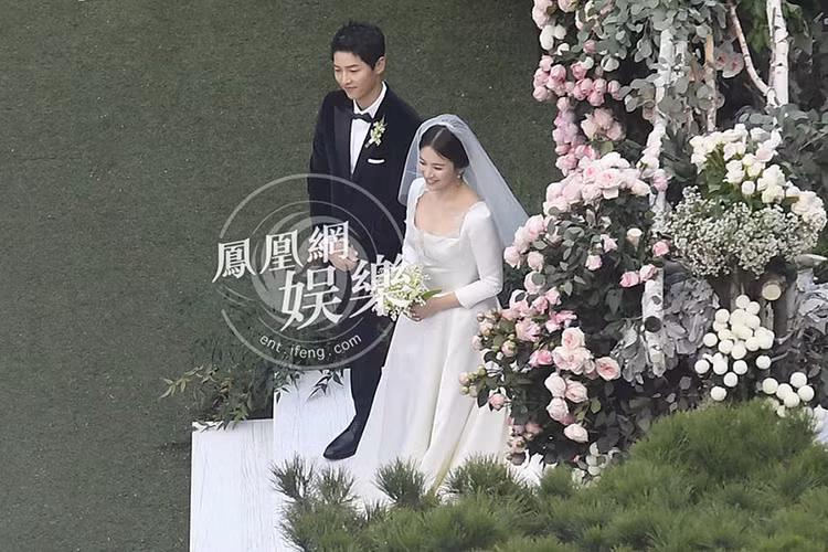 Song Hye Kyo liên tục nở nụ cười hạnh phúc bên chú rể. Ảnh: Ifeng