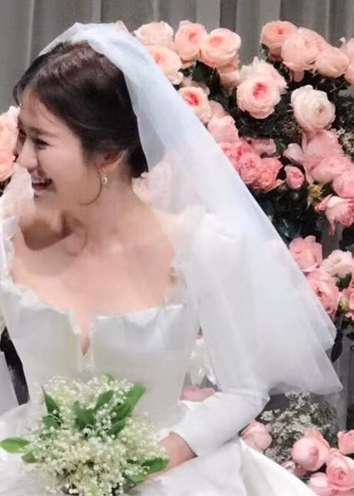Cô dâu khoe nhan sắc đẹp tự nhiên trong chiếc váy cưới trắng lộng lẫy. Ảnh: Weibo