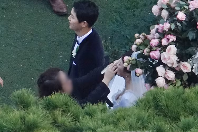 Loạt ảnh đám cưới Song Joong Ki - Song Hye Kyo đang được cập nhật từng giờ. Ảnh: Ytn