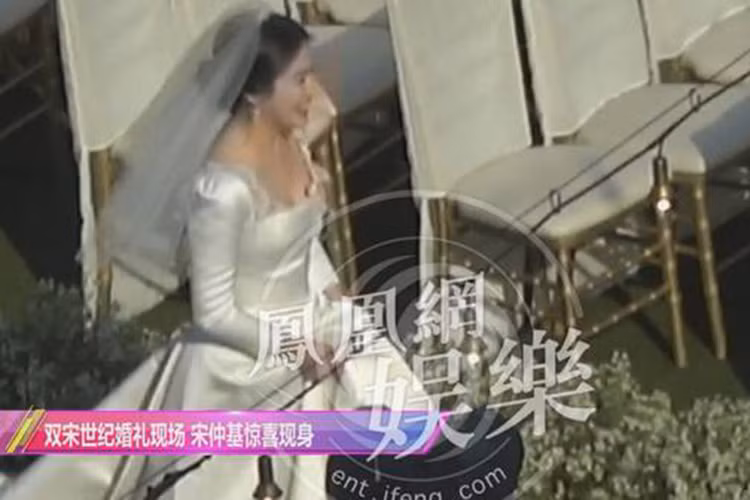 Song Hye Kyo mặc bộ váy cưới trắng lộng lẫy và liên tục nở nụ cười hạnh phúc. Ảnh: Ifeng