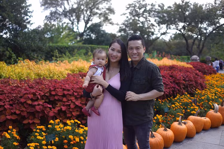 Bà xã Lam Trường chia sẻ: “Không biết sau này con gái của mẹ lớn lên tính cách sẽ như thế nào, nhưng mẹ có thể chắc chắn con là cây cười của cả nhà. Hy vọng con giữ nguyên nét vui vẻ hồn nhiên như thế”.
