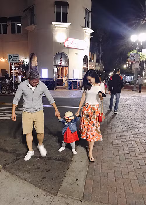 Thanh Thảo cũng đăng tải hình ảnh em gái bên các con. Trong loạt ảnh, Thụy Anh xuất hiện bên một người đàn ông lạ mặt. Không ít cư dân mạng đặt nghi vấn đây là chồng của Thụy Anh.