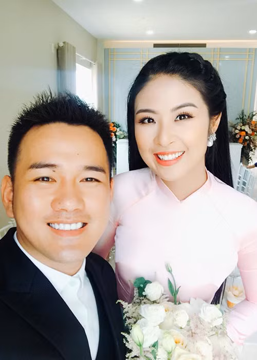 Hoa hậu Ngọc Hân làm phù dâu cho Thu Thảo. Ngoài Ngọc Hân, NTK Lê Thanh Hòa cũng đến tham dự lễ thành hôn của Thu Thảo. Ảnh: FBNV