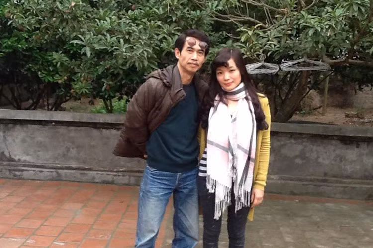 “Người đàn ông có gương mặt đau khổ” của màn ảnh Việt và vợ quen nhau qua sự mai mối của gia đình. Phú Đôn từng chia sẻ mọi chuyện của anh đều do duyên số.