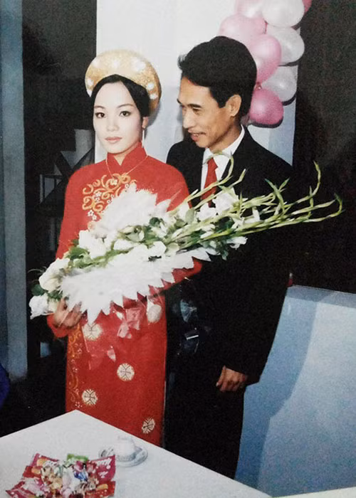 Vợ của Phú Đôn kém anh tận 25 tuổi, không hoạt động nghệ thuật nhưng luôn quan tâm đến công việc của chồng. Cô cũng là một fan của Phú Đôn.