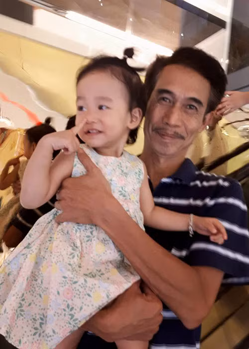 Đi chơi bất cứ ở đâu, nam diễn viên phim “Bão qua làng” đều mang con gái theo. Anh hài hước gọi con gái là “cái đuôi” nhỏ.