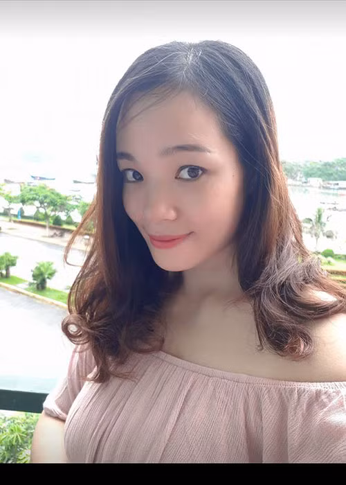 Vợ của Phú Đôn sở hữu nhan sắc xinh đẹp như hot girl. Trên trang cá nhân, cô thường xuyên chia sẻ hình ảnh chồng đóng phim.