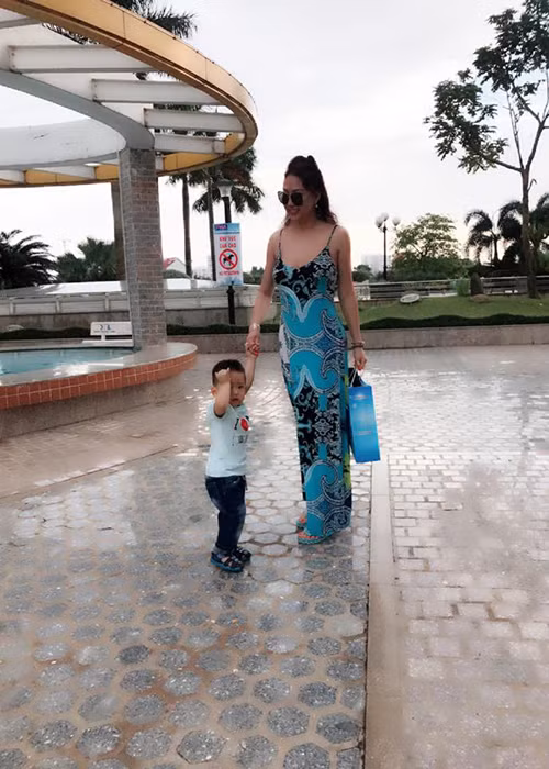 Phi Thanh Vân mặc váy 2 dây gợi cảm khi đưa cậu con trai đầu lòng đến trường.