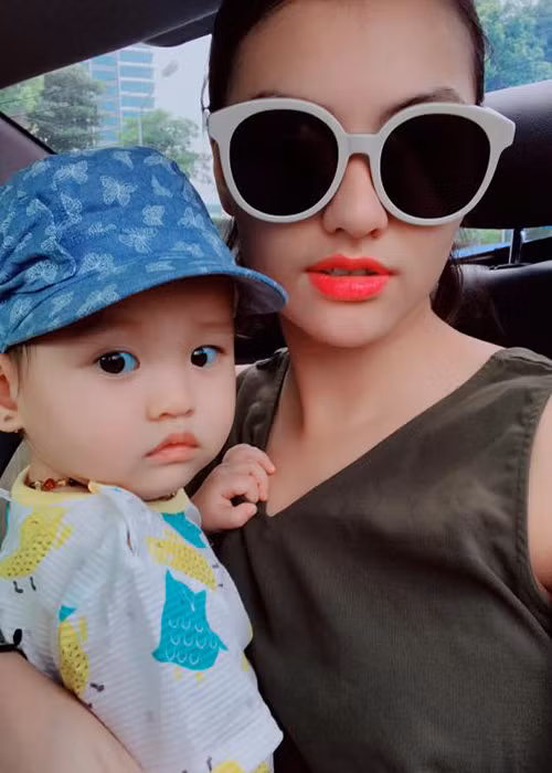 “Có ai đó không dám đối mặt vào sự thật. Có những con người không đáng làm người, sợ sự xuất hiện của con có mặt trên đời này. Sợ đến mức hèn hạ. Mẹ sẽ oán hận thay con”, Hồng Quế viết. Ảnh: FBNV