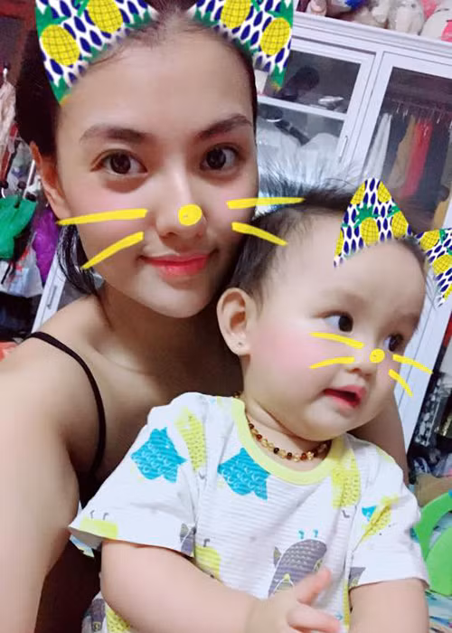 Hồng Quế sinh năm 1994, là một trong những người mẫu gốc Hà thành. Ngay trước thềm chung kết cuộc thi Bước nhảy Hoàn vũ 2016, chân dài 9x bất ngờ xin rút. Lúc đó, cô vướng tin đồn mang thai. Sau đó, Hồng Quế đã khoe bụng bầu trên trang cá nhân. Ảnh: FBNV