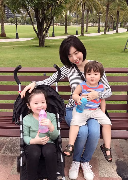2 nhóc tì nhà hot girl Elly Trần đã lớn phổng phao. Trong khi bé Mộc Trà được hơn 3 tuổi thì bé Túc Mạch sắp tròn 1 tuổi.