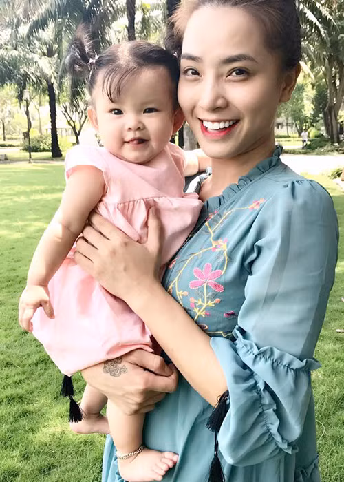 Con gái Hải Băng - Thành Đạt ngày càng dễ thương.
