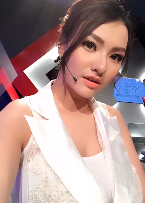 Hồng Quế lên tiếng khi biết câu chuyện bố của con gái Xuân Lan chối từ con. “Không hiểu sao khi xem em lại khóc! Vì có lẽ hoàn cảnh của chị và em cũng gần như nhau”, Hồng Quế viết.