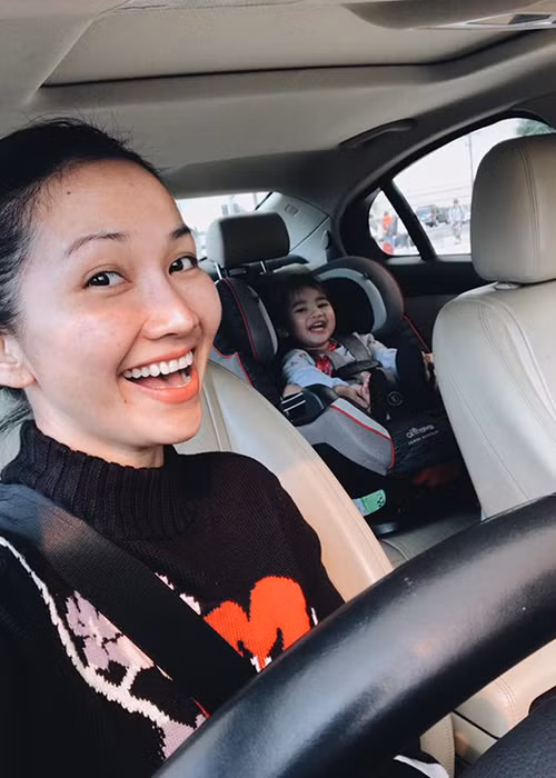 Kim Hiền tươi rói bên con gái. Định cư ở Mỹ, nữ diễn viên vẫn tham gia hoạt động nghệ thuật.