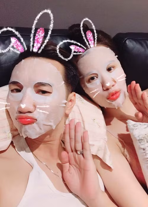 MC Thành Trung cùng vợ đắp mặt nạ trong một ngày rảnh rỗi.