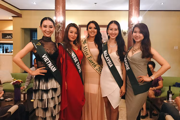 Hà Thu nổi bật bên dàn thí sinh cuộc thi Hoa hậu Trái đất 2017.