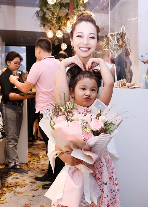 Bé Na - con gái Jennifer Phạm và doanh nhân Đức Hải vô cùng nhí nhảnh bên mẹ.