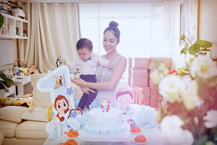 Dương Cẩm Lynh tổ chức tiệc thôi nôi ấm cúng dành cho cậu con trai William.