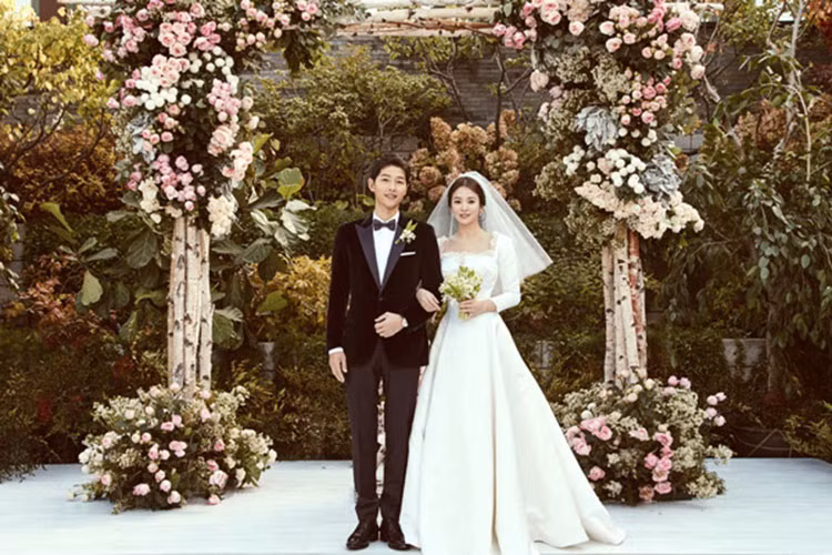 Chính thức trở thành vợ chồng, Song Joong Ki và Song Hye Kyo nhận được lời chúc mừng từ đông đảo người hâm mộ khắp châu Á. Ảnh: Hankooki