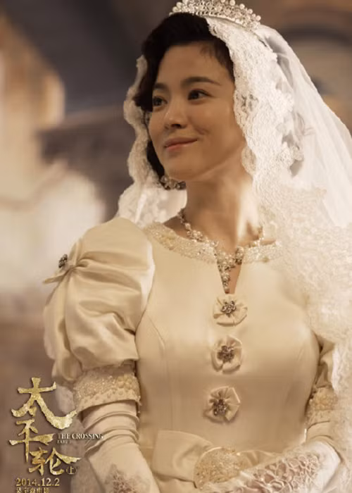 Trong “Thái bình luân”, bà xã Song Joong Ki diện mẫu váy cưới của năm 1949 nên ở cô toát lên vẻ đẹp cổ điển. Ảnh: Tân hoa xã