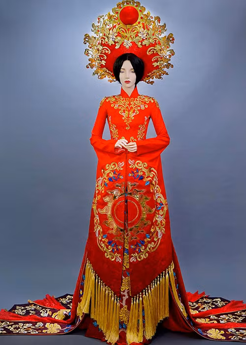 Huyền My cho biết bộ trang phục truyền thống đã được lên kế hoạch từ rất lâu và cô rất tin tưởng vào bàn tay sáng tạo nhà thiết kế Ngô Nhật Huy. Chất liệu được sử dụng cho bộ áo dài là vải gấm, tông màu đỏ vàng để tôn lên sự uy nghi và sang trọng. Huyền My cho biết cô rất tự tin về bộ trang phục này và mong muốn được truyền tải tinh thần dân tộc thông qua áo dài truyền thống.