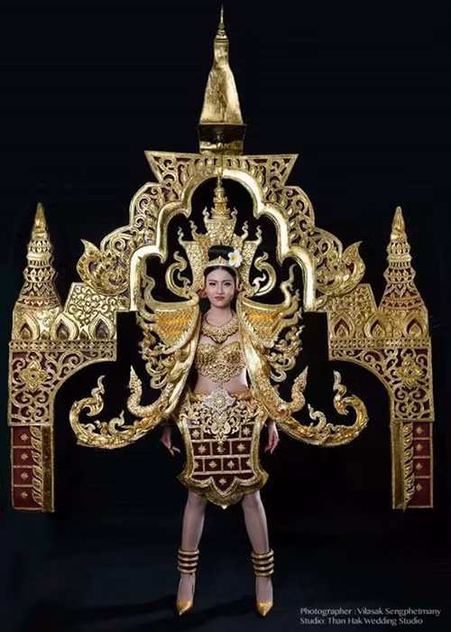 Bộ trang phục cầu kỳ, hoành tráng được lấy cảm hứng từ kiến trúc truyền thống của thí sinh đến từ Lào.