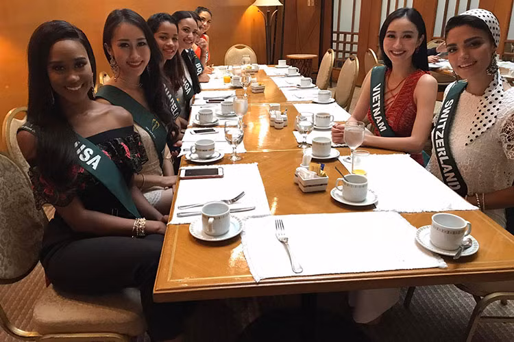 Hà Thu tươi rói bên các thí sinh khác của cuộc thi Hoa hậu Trái đất 2017 trong buổi ăn sáng trước khi chụp ảnh áo tắm.